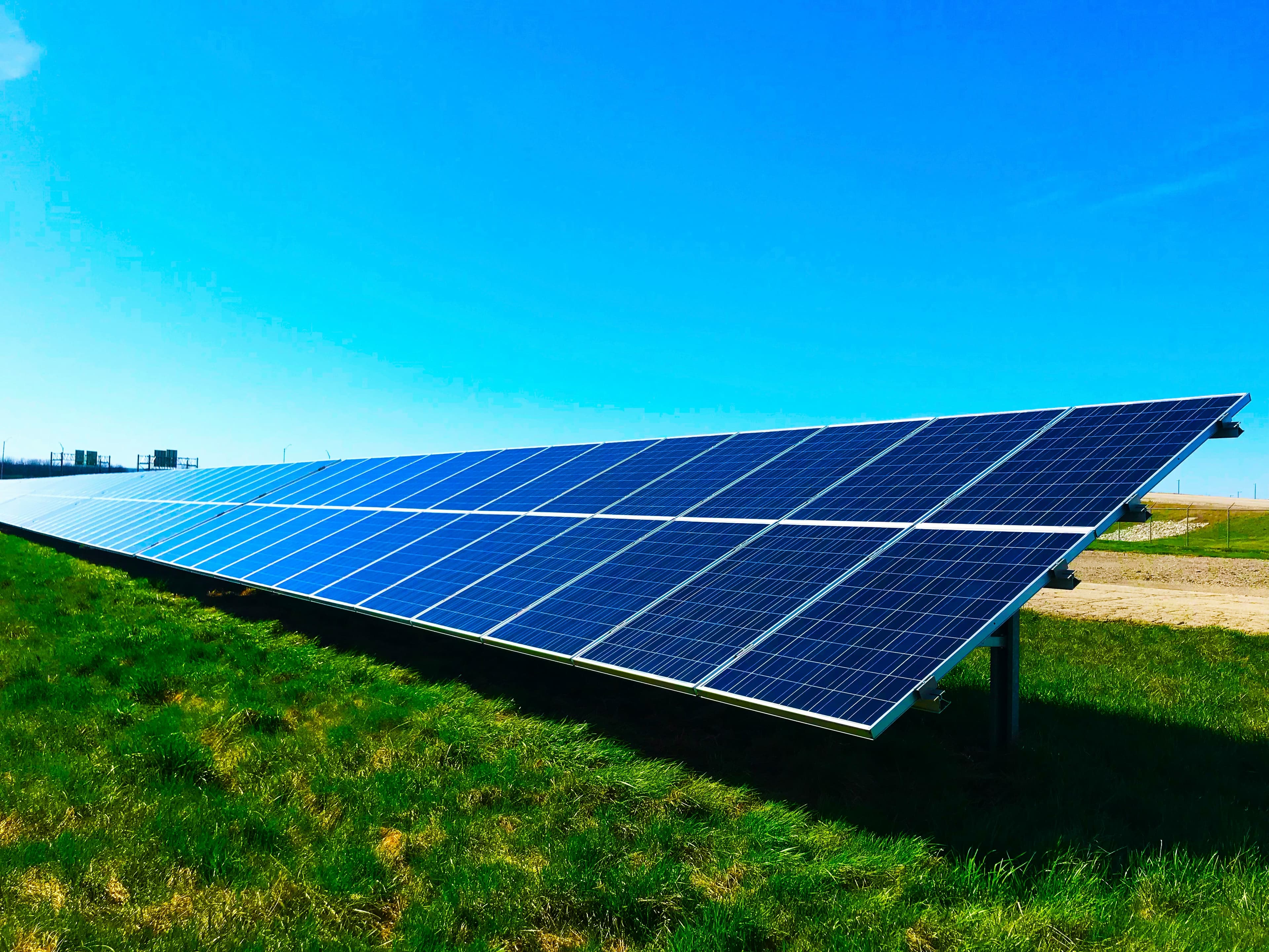 EnerStrom Team und moderne Energietechnik